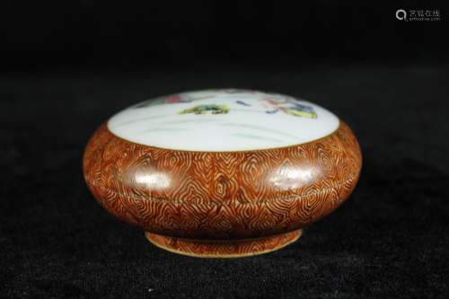 A Chinese Wooden Pattern Glazed Famille Rose Porcelain Round Box with Cover