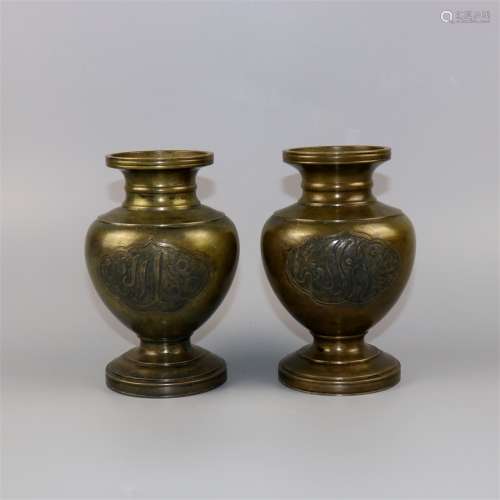 A Pair of ???阿拉伯的 Gilt Bronze Vases