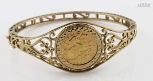 9ct bangle with inset with sovereign dated 1982, total weight 17.6g