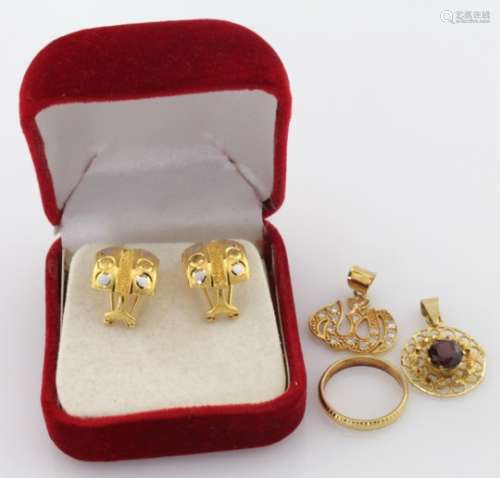 Mixed lot of 22ct / 21ct, and yellow metal Jewellery, total weight 17.0g