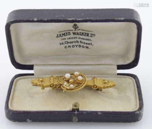 15ct bar brooch (hallmarked Chester 1902), the central design shaped like a flower with five pearls,