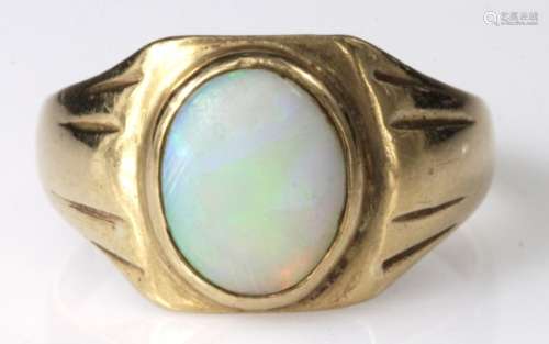 9ct Gold Opal set Ring size S weight 5.2g