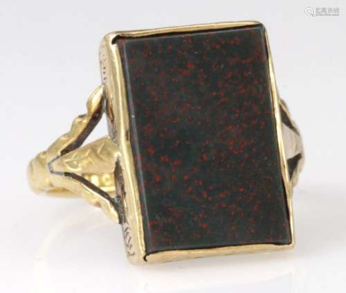18ct Gold Gents Green Bloodstone Signet Ring size O weight 4.3g