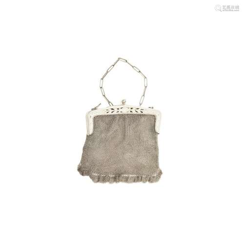 Bolso de malla con cadena en plata, c.1930.