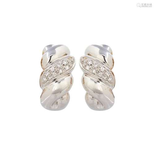 Pendientes media criolla en oro blanco con pavé de diamantes.