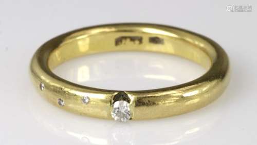 18ct gold band ring set with varying size diamonds, finger size O, weight 5.9g