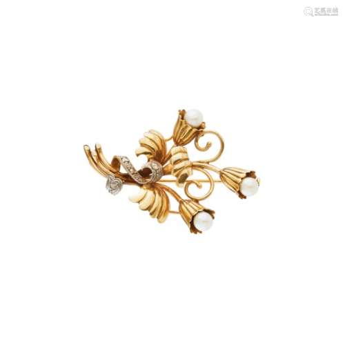 Broche diseño floral en oro y vistas en platino con perlas cultivadas y diamantes.