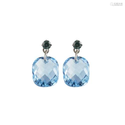 Pendientes en oro blanco 14K con diamante azul y topacio azul.