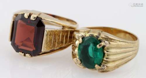 9ct gold gents. Ring set with rectangular garnet, finger size R, weight 7.5g. 14ct gold ring set