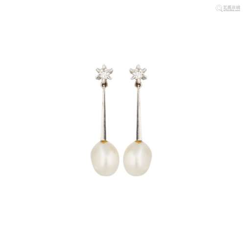 Pendientes en oro blanco con diamante y perla perilla.