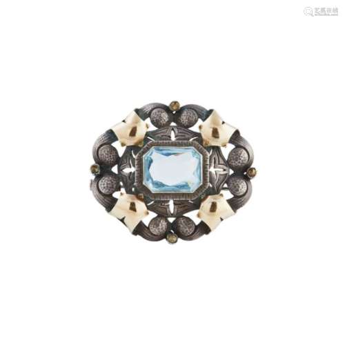 Broche en plata y vistas en plata dorada con símil de topacio azul y marquesitas, c.1940.