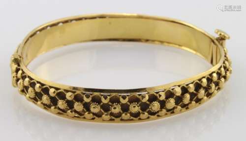 High carat (tests as approx 22ct) hinged yellow gold bangle, weight 26.4g