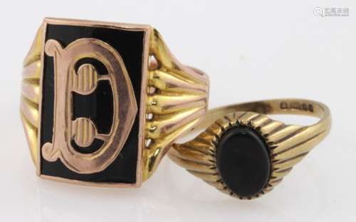 Two 9ct Gold Onyx set Rings weight 7.5g