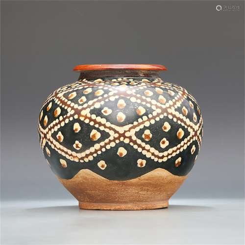 A Chinese San-Cai Porcelain Jar