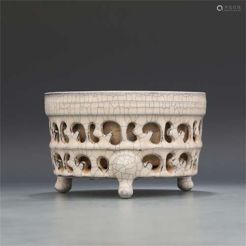 A Chinese Ge-Type Glazed Porcelain Incense Burner