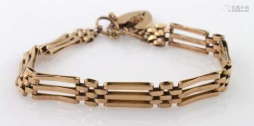 Ladies 9ct gold three bar gate bracelet. Weight 10.3g