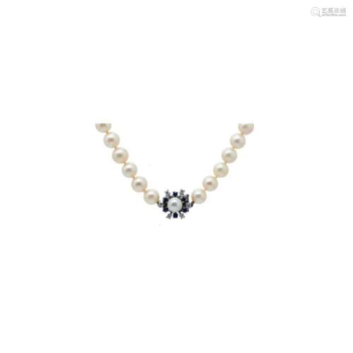 Collar de perlas con cierre en oro blanco, diamantes y zafiros azules.