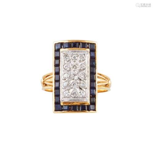 Sortija lanzadera en oro bicolor con diamantes y zafiros azules.