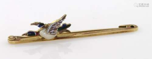 15ct gold and enamelled bar brooch depicting a duck in flight, total weight 3.6g