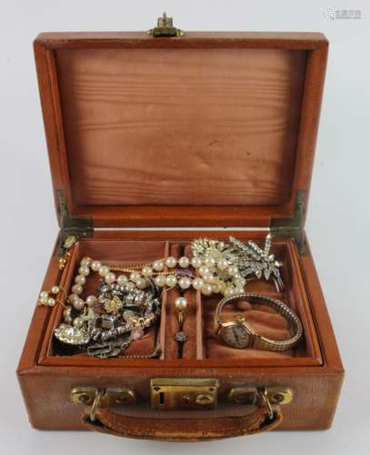 Jewellery case with assorted mixed jewellery to include gold, silver and costume jewellery and a