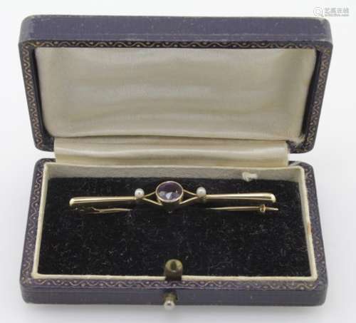 15ct gold brooch set with single amethyst and two pearls, weight 3.4g