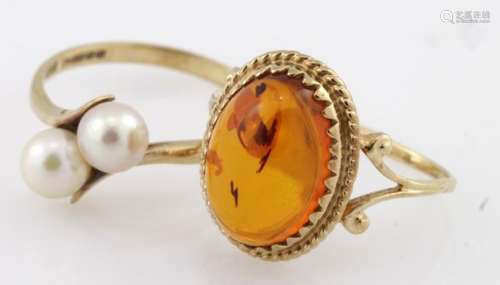 9ct amber ring, finger size K, weight 1.9g. 9ct pearl ring, finger size M, weight 1.7g