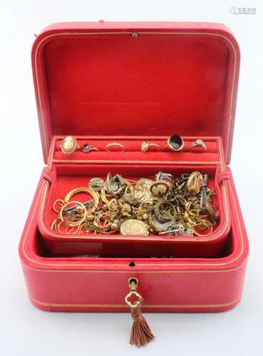 Old jewellery box with a small quantity of 9ct/ yellow metal/ costume jewellery etc