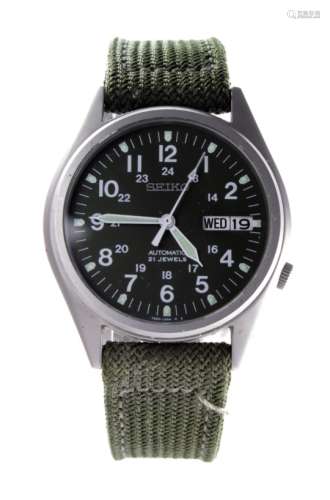 Gents Seiko military automatic wristwatch, the green dial with white arabic numerals with day/date