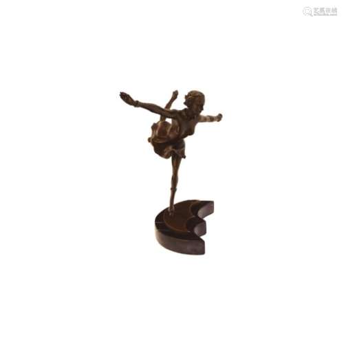 Patinadora. Escultura en bronce patinado.