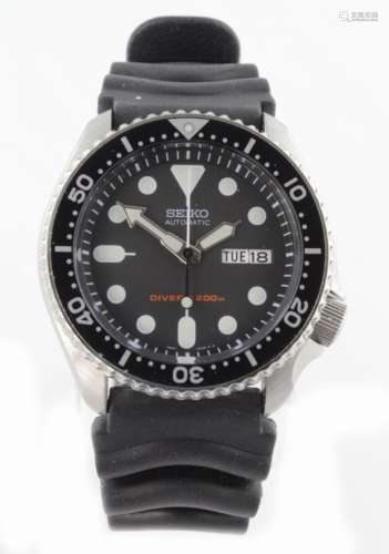 Gents Seiko automatic wristwatch, the black dial with white dot markers and day/date aperture at 3