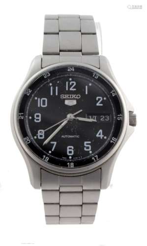 Gents Seiko 5 automatic wristwatch, the black dial with white arabic numerals and day/date