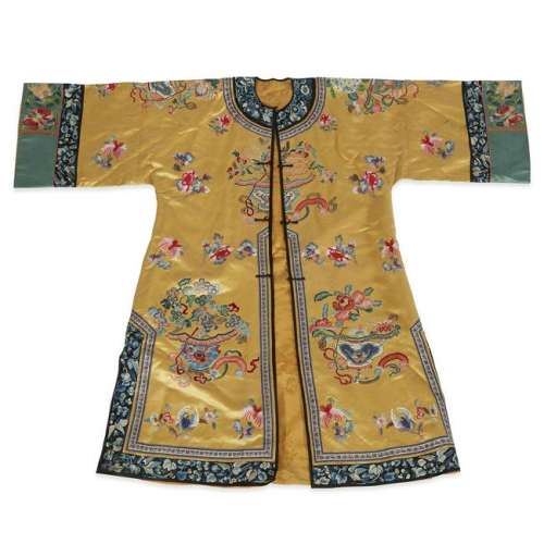 A Chinese embroidered yellow silk ladies surcoat, late