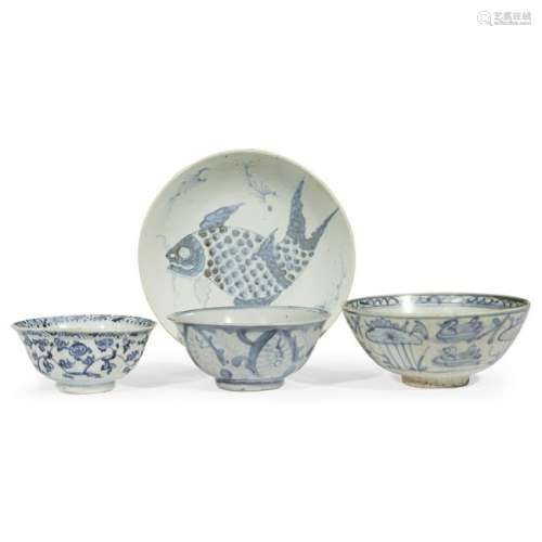 Four Chinese blue and white dishes and bowls, the bowls