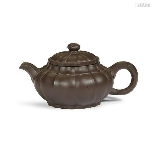 A Chinese Yixing stoneware teapot, 20th century