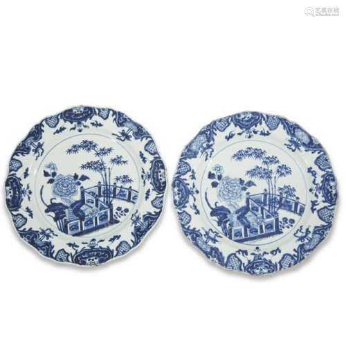 A pair of Chinese export blue and white porcelain