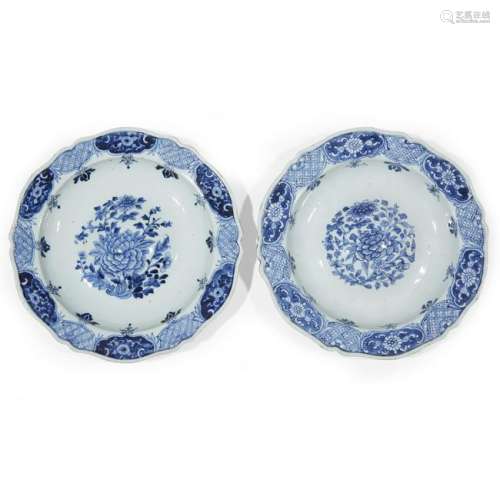A pair of Chinese blue and white export porcelain