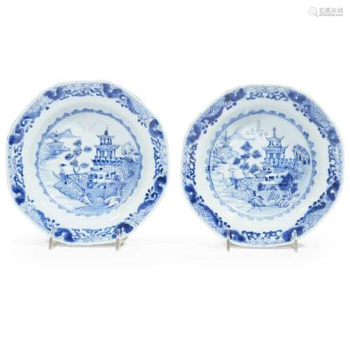 A pair of Chinese export porcelain Canton octagonal