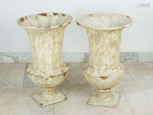 Pair of garden urn vases in classical style on qua…