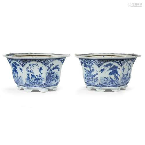 A pair of Chinese blue and white porcelain octagonal