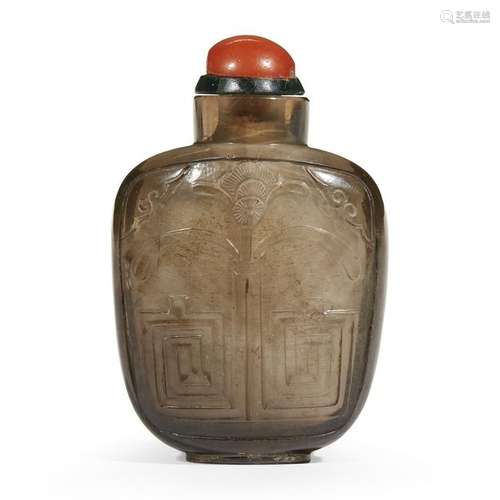 A Chinese carved smokey agate snuff bottle. The