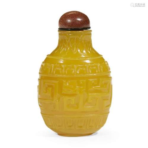 A Chinese carved yellow glass snuff bottle 19th