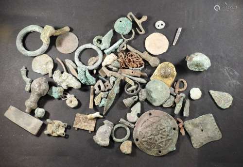Important lot d'objets en bronze, clochettes, perl…
