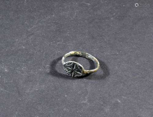 Bague à décor géométrique cruciforme \nBronze 2,3 c…