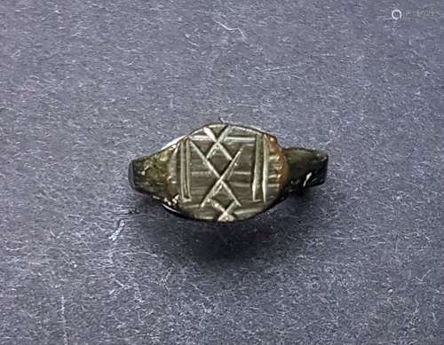 Bague à décor de triple X \nBronze diamètre interne…