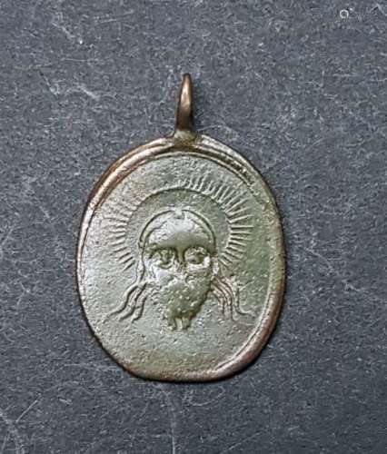Médaille religieuse, sur une face le christ de fac…