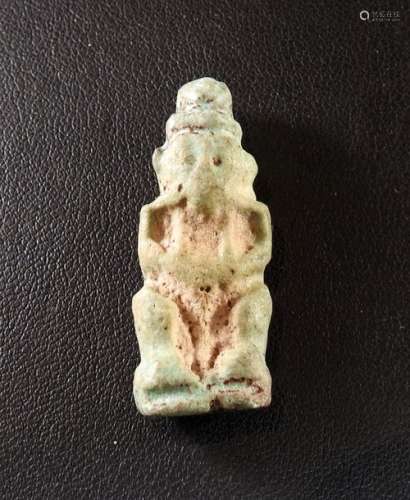 Amulette représentant Ptah \nFritte verte 3,7 cm \nE…