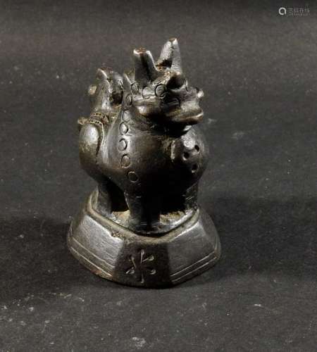 Poids à opium aviforme..Bronze.H :4cm. Birmanie.Ci…