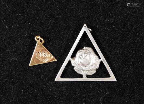 FRANC MACONNERIE \nLot de deux pendentifs triangula…