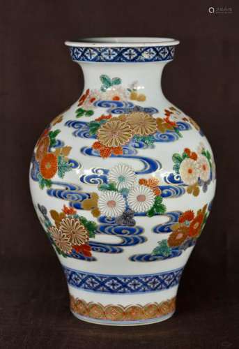 Japanese Imari Vase with Mom DÃ©cor