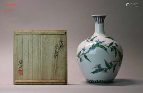 Japanese kakeimon Porcelain Vase with Presentation Box